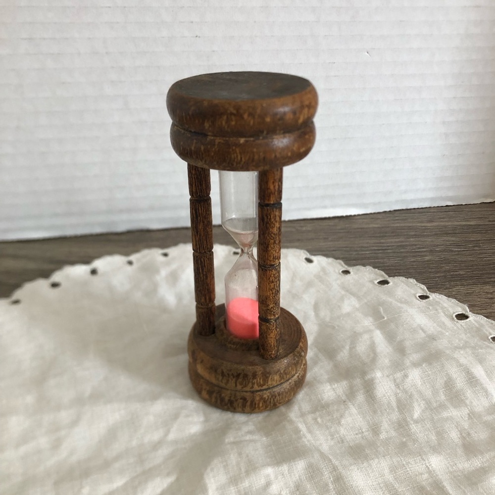 Vtg Wooden Hourglass with Pink Sand